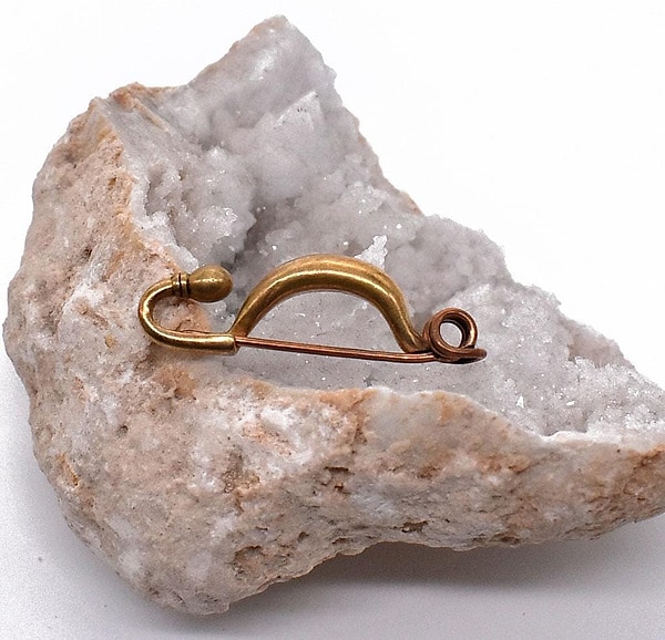 Kleine keltische Fibel aus Bronze für den Peplos – Replik einer Latène-Fibel – Keltische Gewandfibel der Eisenzeit