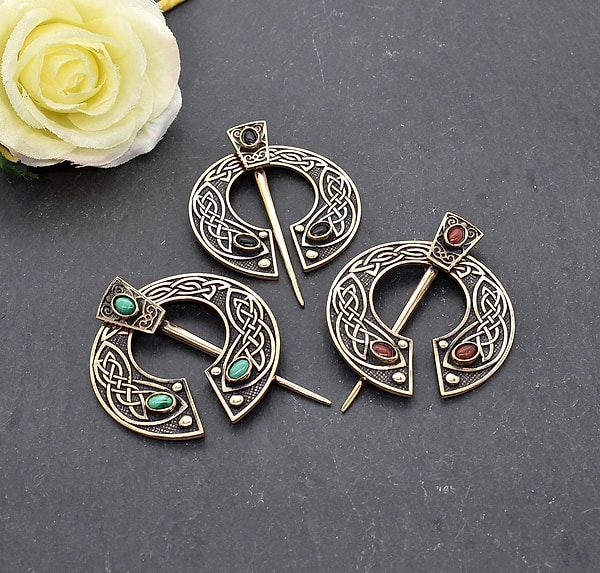 Keltische Omega-Fibel aus Bronze mit Malachit, Onyx oder rotem Jaspis - ideal für LARP & Reenactment – Mittelalterliche Penannular Brosche