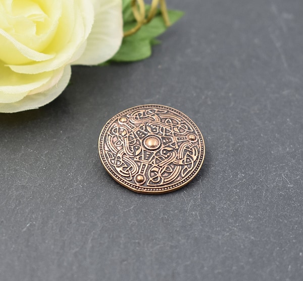 Wikinger Rundfibel im Schilddesign – Scheibenfibel aus Schmuckbronze – Gewandschmuck für Reenactment – Mittelalter Fibel