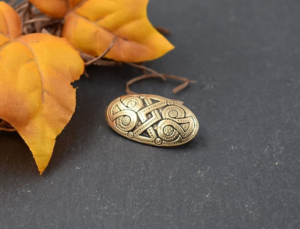 Wikinger Fibel für Kinder – Kleine Jelling-Brosche aus Bronze – Mittelalter Gewandschließe – Geschenk für kleine Wikingerin - Schmuckbrosche