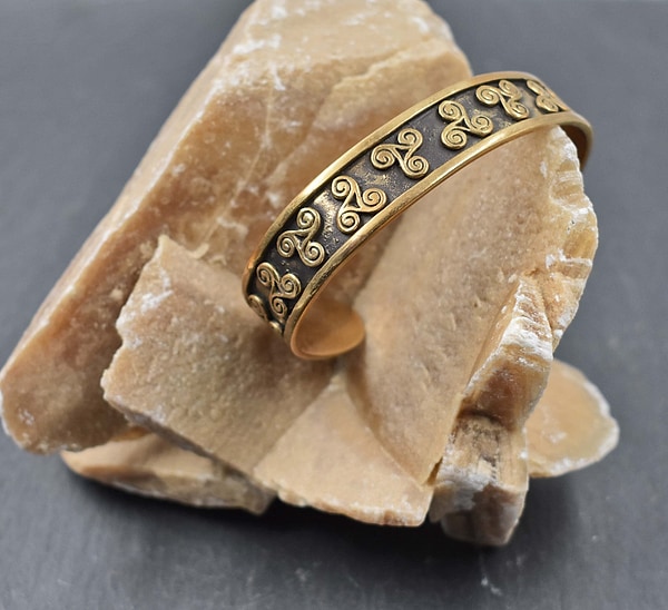 Keltischer Bronzearmreif mit Triskelen - Keltisches Armband - Triquetra Bronze Armband für Frauen - Mittelalter Armschmuck