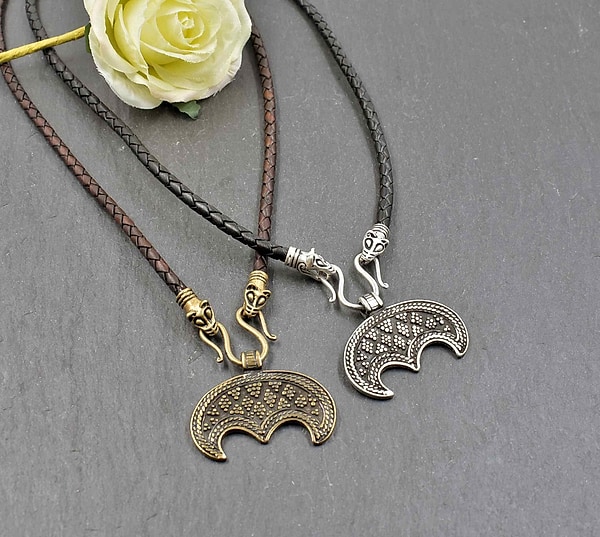 Nordische Lunula-Lederkette mit Wolfsköpfen – Bronze oder Silber – 2 Längen – Wikinger-Schmuck – Schutzamulett für Mädchen