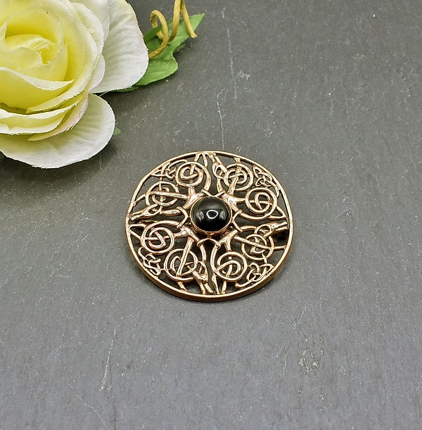 Große Keltische Knotenbrosche mit Schwarzem Onyx – Edler Bronze-Schmuck - Gewandnadel für Mittelalter - Keltischer Schmuck