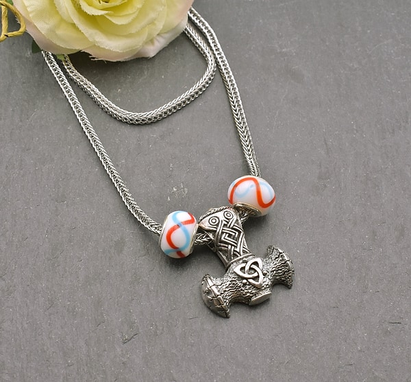 Thorshammer Kette aus Sterling Silber mit zwei Glasperlen - Nordische Mjölnir Kette von BELANAS SCHATZKISTE