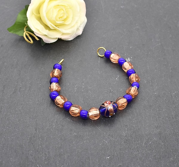 Kurze Fibelkette mit Lampwork Perlen im Wikinger-Stil  - Wikinger Schmuck fürs Trägerkleid - Nordische Glasperlenkette für Ovalspangen