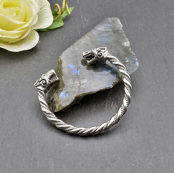 Starker Silberarmreif mit Odins Wölfen - Wikinger Armspange Replika - Handgefertigter Wikingerschmuck aus 925er Silber - Partnerarmband