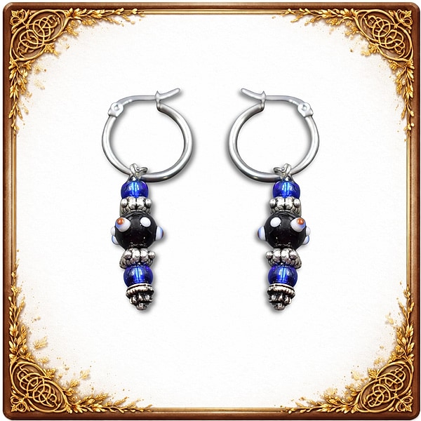 Edelstahl Creolen silberfarben mit handgefertigtem Lampwork Glasanhänger in Blau und Schwarz – Edle Ohrringe von BELANAS SCHATZKISTE