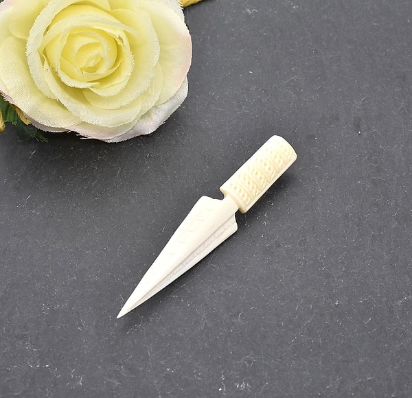 Handgeschnitzte Krawattennadel als Pfeilspitze aus Rinderknochen – Mittelalterlich inspiriertes Accessoire, Schal-Klammer, Unikat