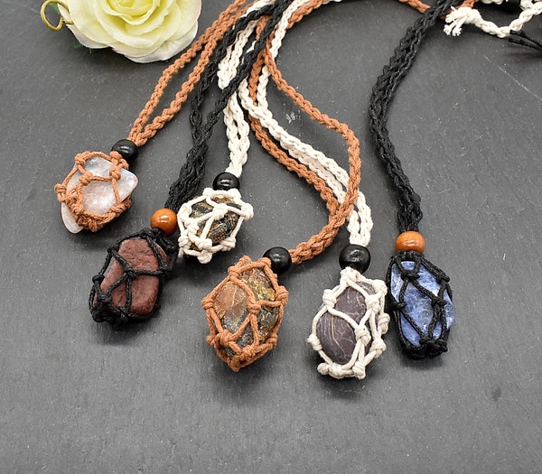 Makramee Kette mit Edelsteinen – Lapislazuli, Bernstein, Achat, Rosenquarz & Bergkristall – Handgefertigte Naturstein Kette – Boho Schmuck