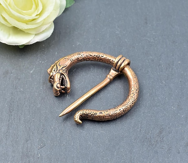 Große Drachenfibel aus Bronze für Wikinger und Kelten - Nordische Fibel aus Bronze - Mittelalterliche Omega Fibel - Penannular