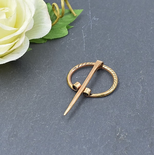 Kleine Wikinger Omega-Fibel Bronze – Mittelalter Gewandnadel – Verschluss für Tunika und Kleid – LARP & Reenactment Schmuck