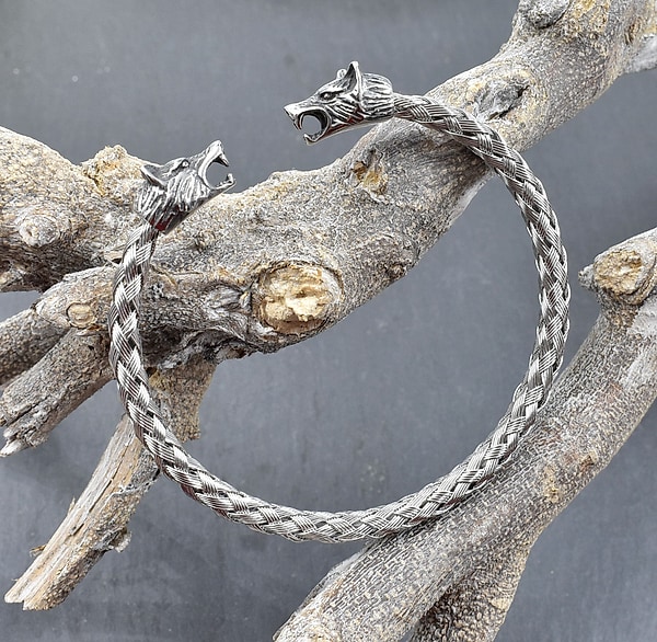 Geflochtener Wolfarmreif aus Edelstahl – Wikinger Armreif mit Wolfsköpfen | Nordischer Schmuck für Männer und Frauen